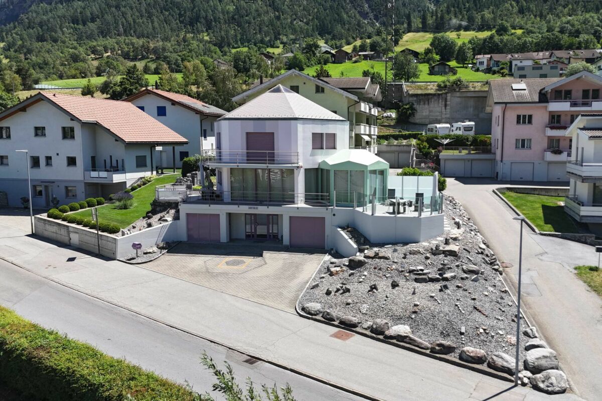 Maison individuelle exceptionnelle à Brig Glis - architecture marquante, situation ensoleillée et entièrement rénovée