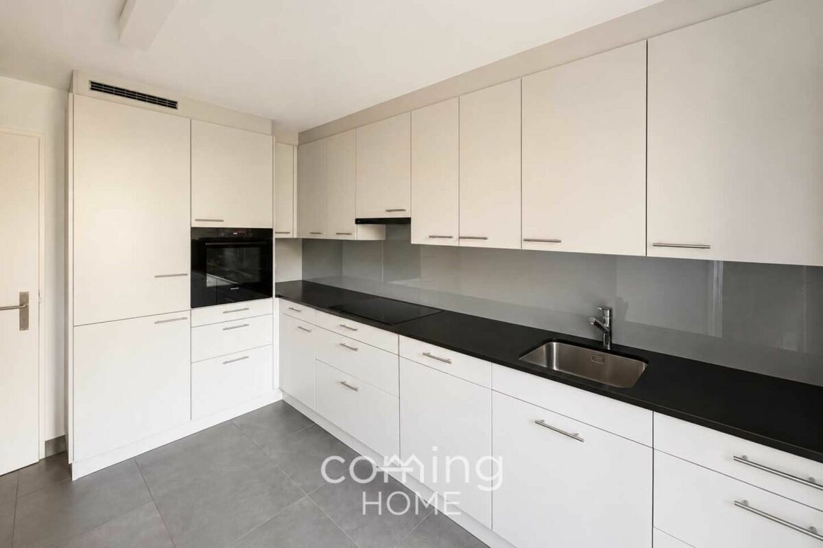Appartement moderne de 4,5 pièces à Brigue-Glis, avec balcon et vue sur les montagnes