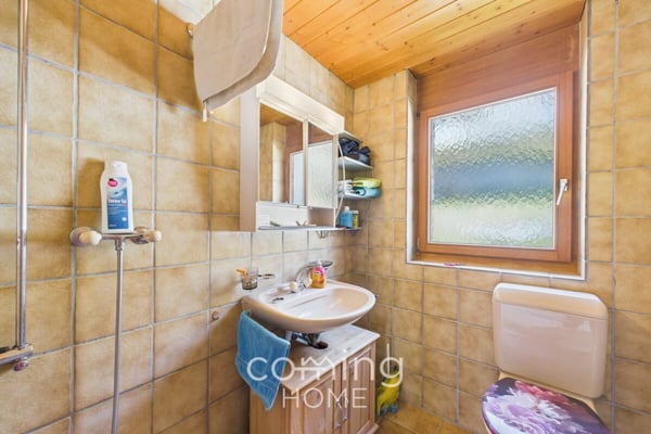 Wohnen und bauen in Mund - 5.5-Zimmer-Chalet mit Garten und vier W2-Bauparzellen 7