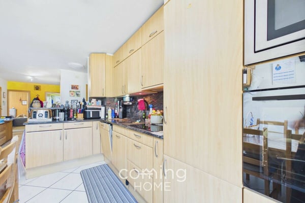 Balkon, Bergpanorama und viel Platz - familienfreundliche 4.5-Zimmer-Wohnung in Susten 4