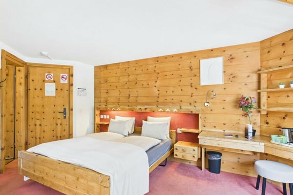 Möbliertes Hotelzimmer mit Balkon - wochenweise in Saas-Fee 3