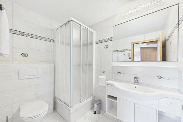 Möbliertes Hotelzimmer mit Balkon - wochenweise in Saas-Almagell 3