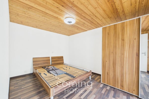 Alpines Zweifamilienhaus mit Panoramablick, Terrassen, Stall und Doppelgarage - Unterems 12