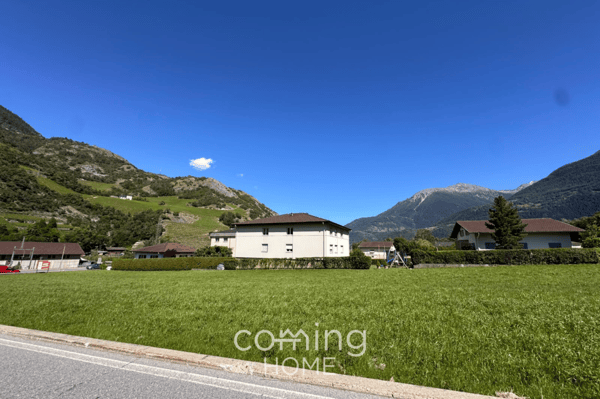 Familienfreundliche 3.5-Zimmer-Wohnung mit Balkon und traumhafter Aussicht in Susten 1