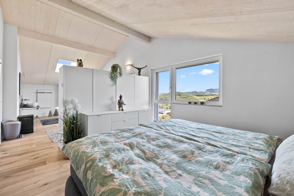 Exklusives Wohnen mit Pool und Panorama 8