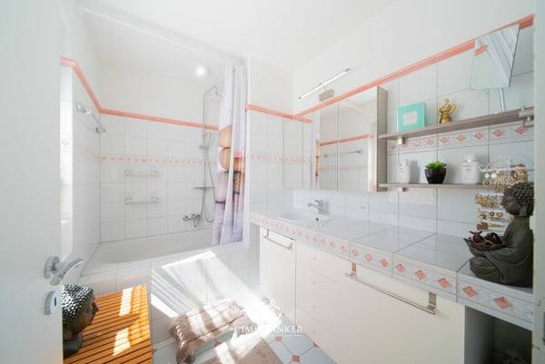 Dein persönliches Refugium: Das exklusive 2.5-Zimmer-Eigenheim mit Seesicht und Pool in Richterswil 8