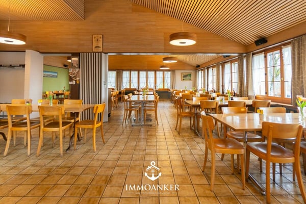 Erfolgreiches Restaurant mit 1.5 Zi. Wohnung und viel Umschwung am Südhang 2