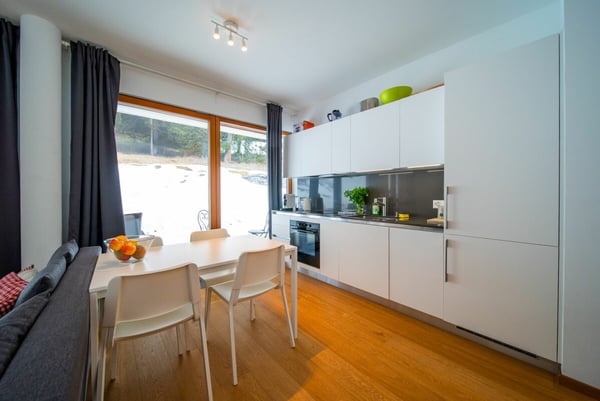 Moderne 2.5-Zimmer-Terrassenwohnung mit 20 m² Terrasse in Laax 4