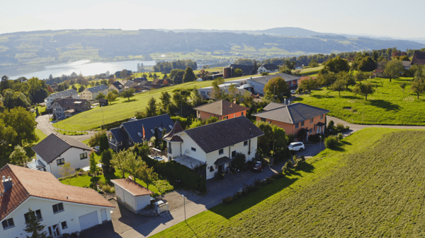 Wohnen mit Weitblick - umgeben von Ruhe und Grün. - 6.5 Zimmer EFH in Sulz 1