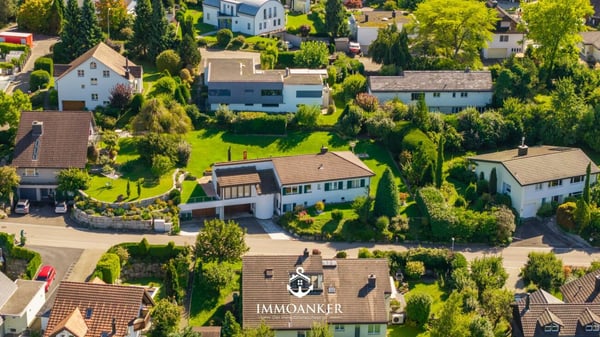 Grosszügiges 6.5-Zimmer-Einfamilienhaus mit viel Land und Entwicklungspotenzial in Dänikon 2
