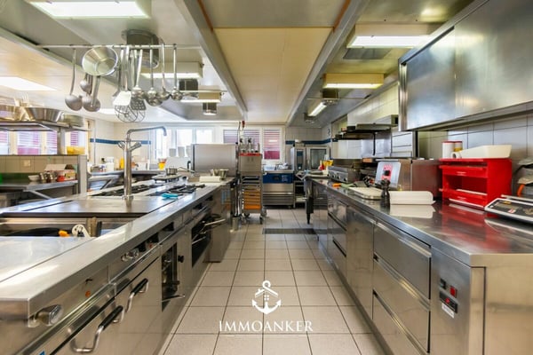 Erfolgreiches Restaurant mit 4.5 Zi. Wohnung und viel Umschwung am Südhang 9
