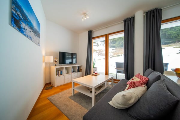 Moderne 2.5-Zimmer-Terrassenwohnung mit 20 m² Terrasse in Laax 2