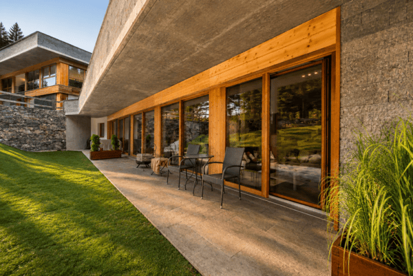 Moderne 2.5-Zimmer-Terrassenwohnung mit 20 m² Terrasse in Laax 1