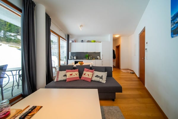 Moderne 2.5-Zimmer-Terrassenwohnung mit 20 m² Terrasse in Laax 3