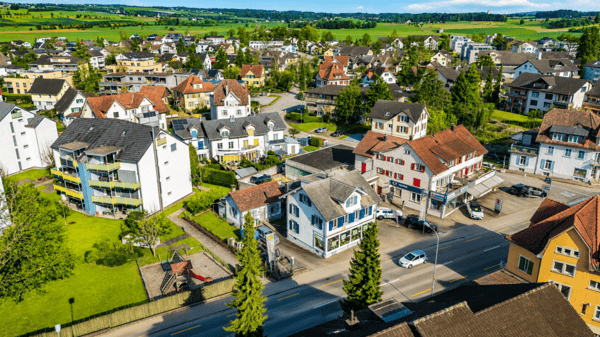 Wohnen, Arbeiten oder Vermieten - 7.5-Zimmer-Haus mit Gewerbeanteil und vielseitigem Potenzial 3