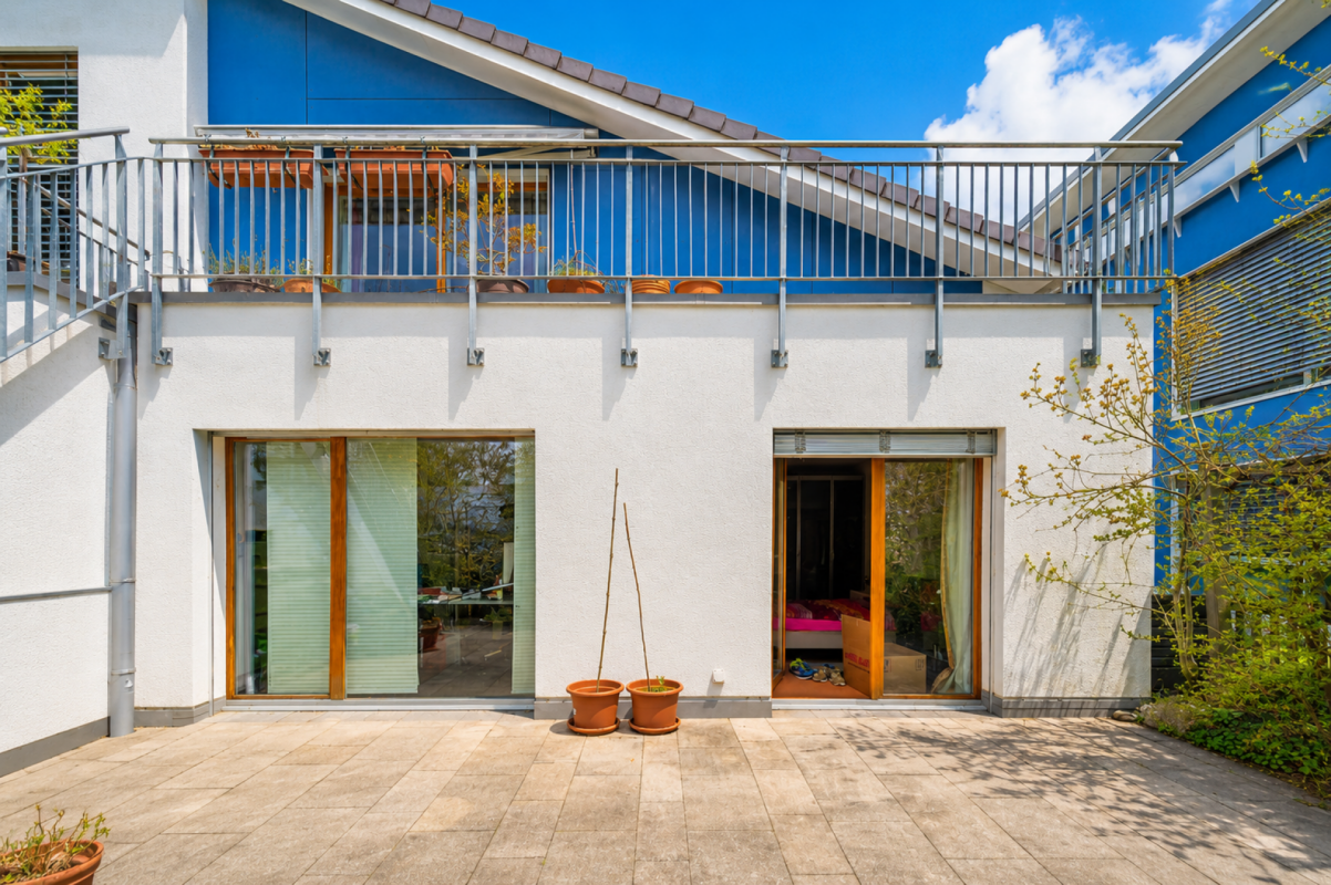 Architektonisches Reihenhaus mit Weite, Licht und Privatsphäre in Gockhausen