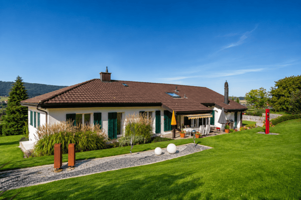 Grosszügiges 6.5-Zimmer-Einfamilienhaus mit viel Land und Entwicklungspotenzial in Dänikon