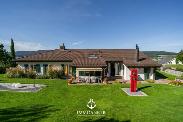 Grosszügiges 6.5-Zimmer-Einfamilienhaus mit viel Land und Entwicklungspotenzial in Dänikon 1