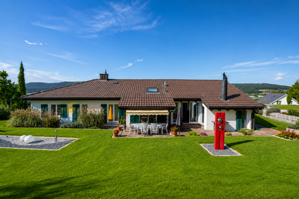 Grosszügiges 6.5-Zimmer-Einfamilienhaus mit viel Land und Entwicklungspotenzial in Dänikon