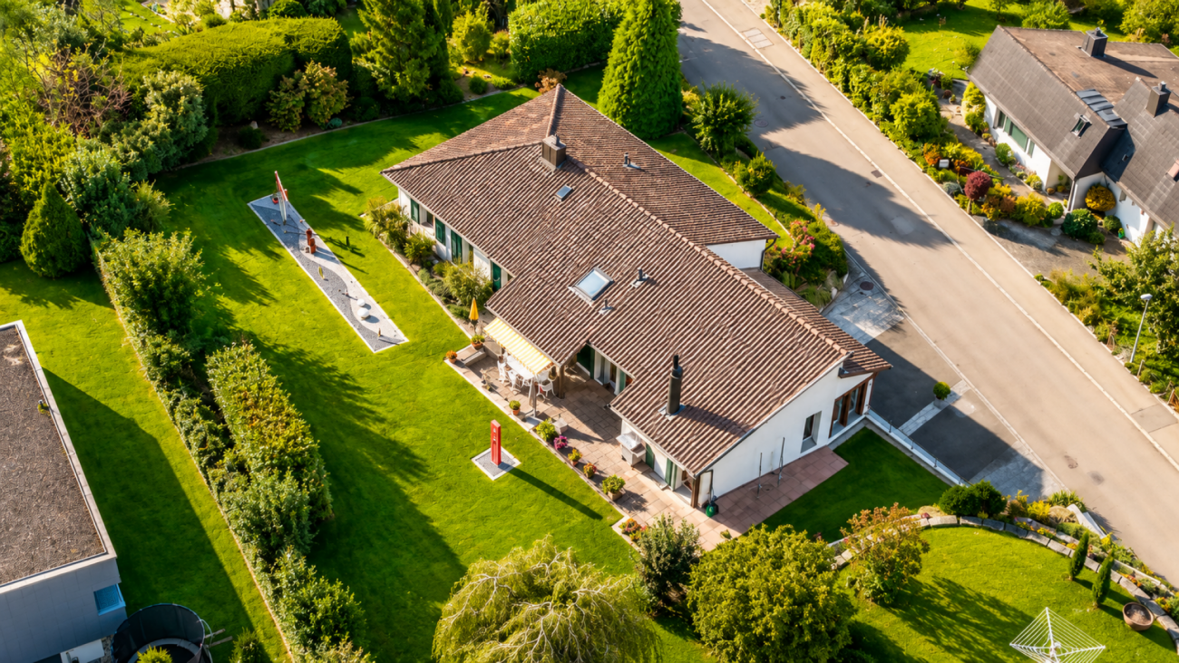 Grosszügiges 6.5-Zimmer-Einfamilienhaus mit viel Land und Entwicklungspotenzial in Dänikon