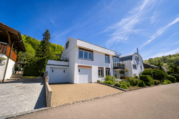 Frisch saniertes 6.5-Zimmer-Einfamilienhaus mit Südhanglage und Weitsicht in Füllinsdorf