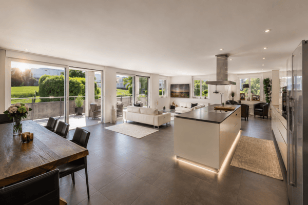 Exklusive 4.5-Zimmer-Wohnung mit beeindruckender Raumhöhe und grosser Terrasse in Rümlang 1