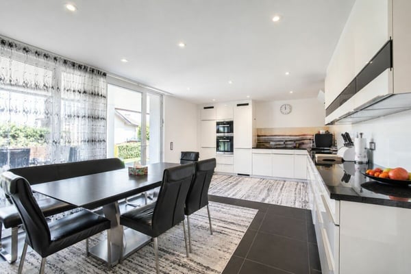Luxuriöses Wohnen direkt am Rhein - exklusives 6.5-Zimmer-Einfamilienhaus mit traumhafter Aussicht 9