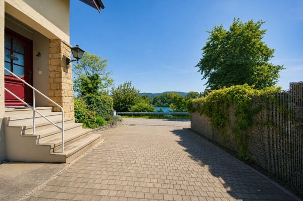 Ein Zuhause am Rhein mit Naturpool und Ausbaupotenzial - exklusives 8.5-Zimmer-Einfamilienhaus 14
