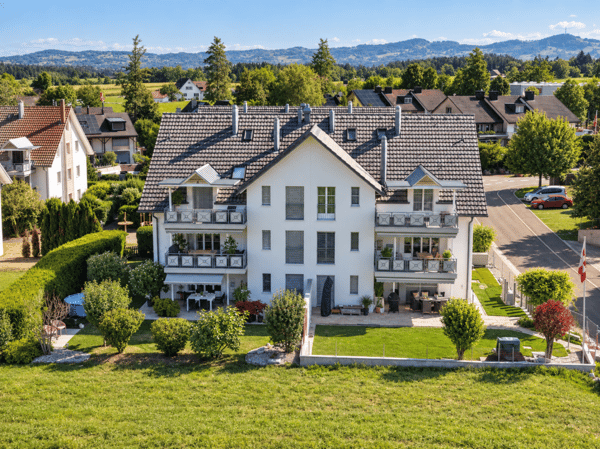 Wohnen mit Weitblick - charmante 2.5-Zimmer-Duplexwohnung mit Holzambiente und Sicht auf den Pfannenstiel 2