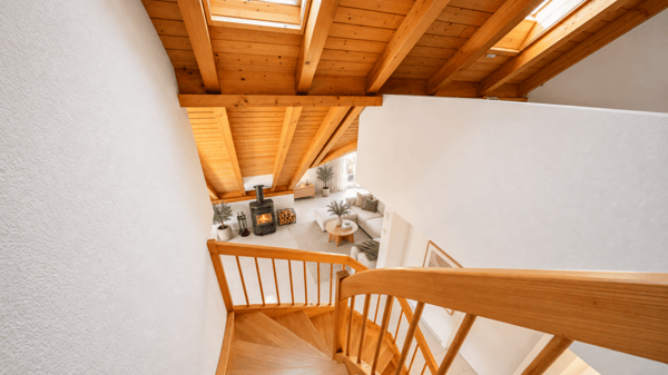 Wohnen mit Weitblick - charmante 2.5-Zimmer-Duplexwohnung mit Holzambiente und Sicht auf den Pfannenstiel 5