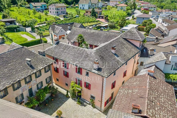 Lago Maggiore: Eindrucksvolle historische Villa in Golino zu verkaufen