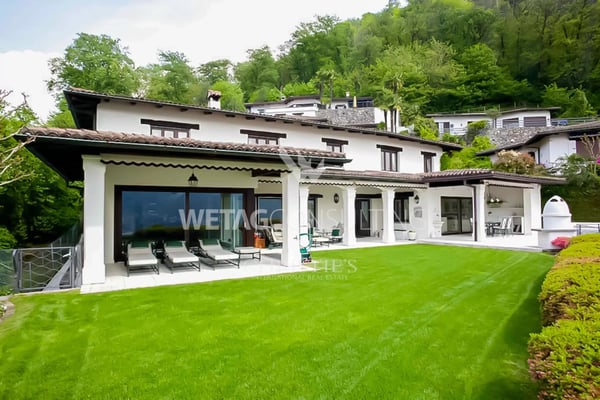 Lugano-Figino: Elegante Villa mit traumhafter Aussicht auf den Luganersee & Indoor-Pool zu verkaufen 1