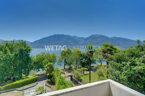 Elegante Villa mit Garten in exklusiver Lage direkt an der Seepromenade am Lago Maggiore zu verkaufen