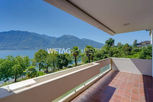 Elegante Villa mit Garten in exklusiver Lage direkt an der Seepromenade am Lago Maggiore zu verkaufen 3