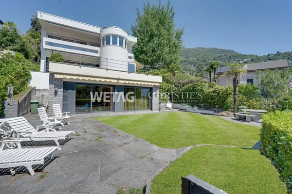 Elegante Villa mit Garten in exklusiver Lage direkt an der Seepromenade am Lago Maggiore zu verkaufen 2