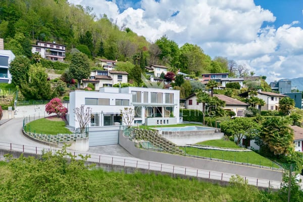 Lugano-Muzzano: grosszügige Villa mit Pool & Blick auf den Luganersee zu verkaufen