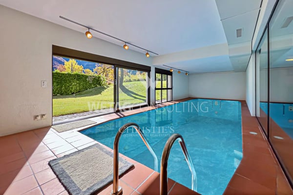 Elegante & moderne Villa mit Innenpool zu verkaufen in Crana, auch ideal als Zweitwohnsitz 6