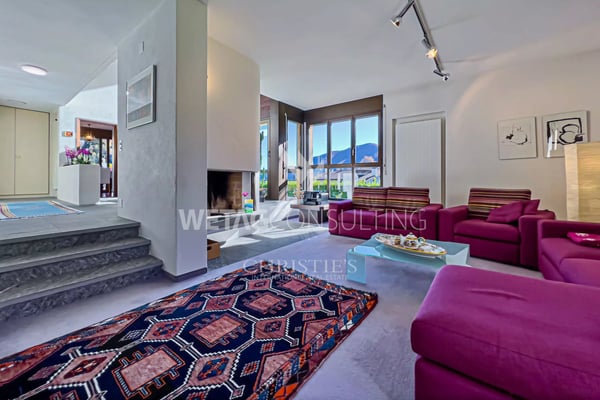 Elegante & moderne Villa mit Innenpool zu verkaufen in Crana, auch ideal als Zweitwohnsitz 4