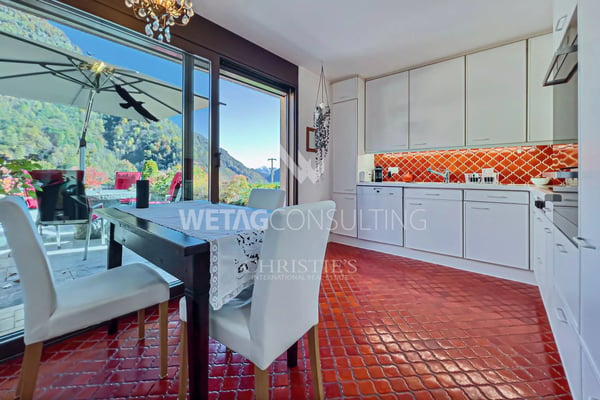 Elegante & moderne Villa mit Innenpool zu verkaufen in Crana, auch ideal als Zweitwohnsitz 5