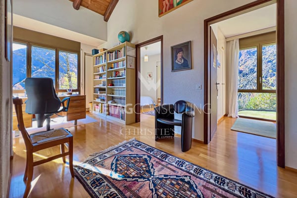 Elegante & moderne Villa mit Innenpool zu verkaufen in Crana, auch ideal als Zweitwohnsitz 10
