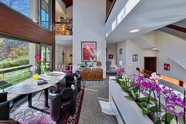 Elegante & moderne Villa mit Innenpool zu verkaufen in Crana, auch ideal als Zweitwohnsitz 3
