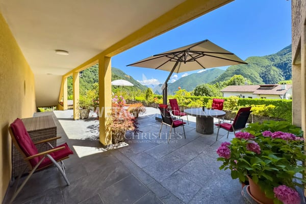 Elegante & moderne Villa mit Innenpool zu verkaufen in Crana, auch ideal als Zweitwohnsitz 2