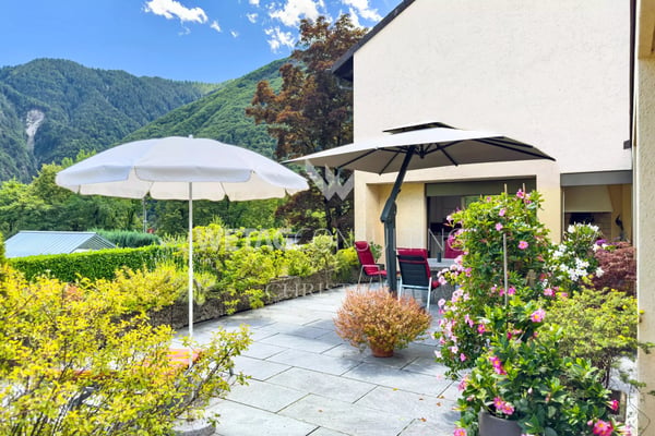 Elegante & moderne Villa mit Innenpool zu verkaufen in Crana, auch ideal als Zweitwohnsitz 11