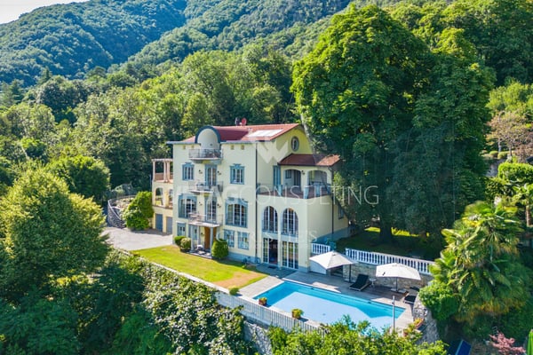 Grosszügige Villa mit Aussenpool & separatem Gästehaus zum Verkauf in Orselina 1