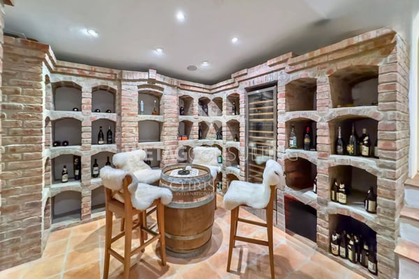 Grosszügige Villa mit Aussenpool & separatem Gästehaus zum Verkauf in Orselina 11