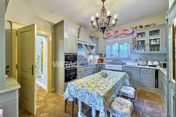 Grosszügige Villa mit Aussenpool & separatem Gästehaus zum Verkauf in Orselina 4