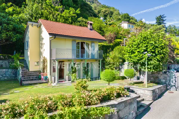 Grosszügige Villa mit Aussenpool & separatem Gästehaus zum Verkauf in Orselina 12