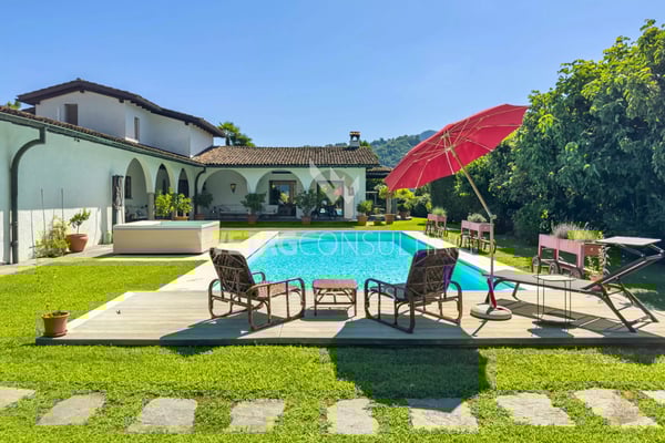 Elegante Villa mit Pool in Lugano-Magliaso zu verkaufen, direkt am Luganersee gelegen 6