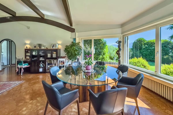 Elegante Villa mit Pool in Lugano-Magliaso zu verkaufen, direkt am Luganersee gelegen 3