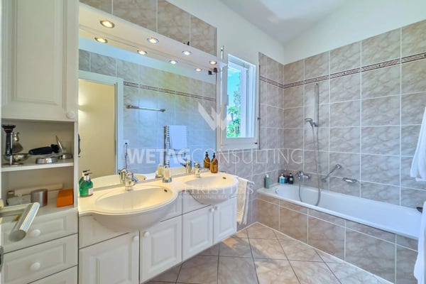 Elegante Villa mit Pool in Lugano-Magliaso zu verkaufen, direkt am Luganersee gelegen 10